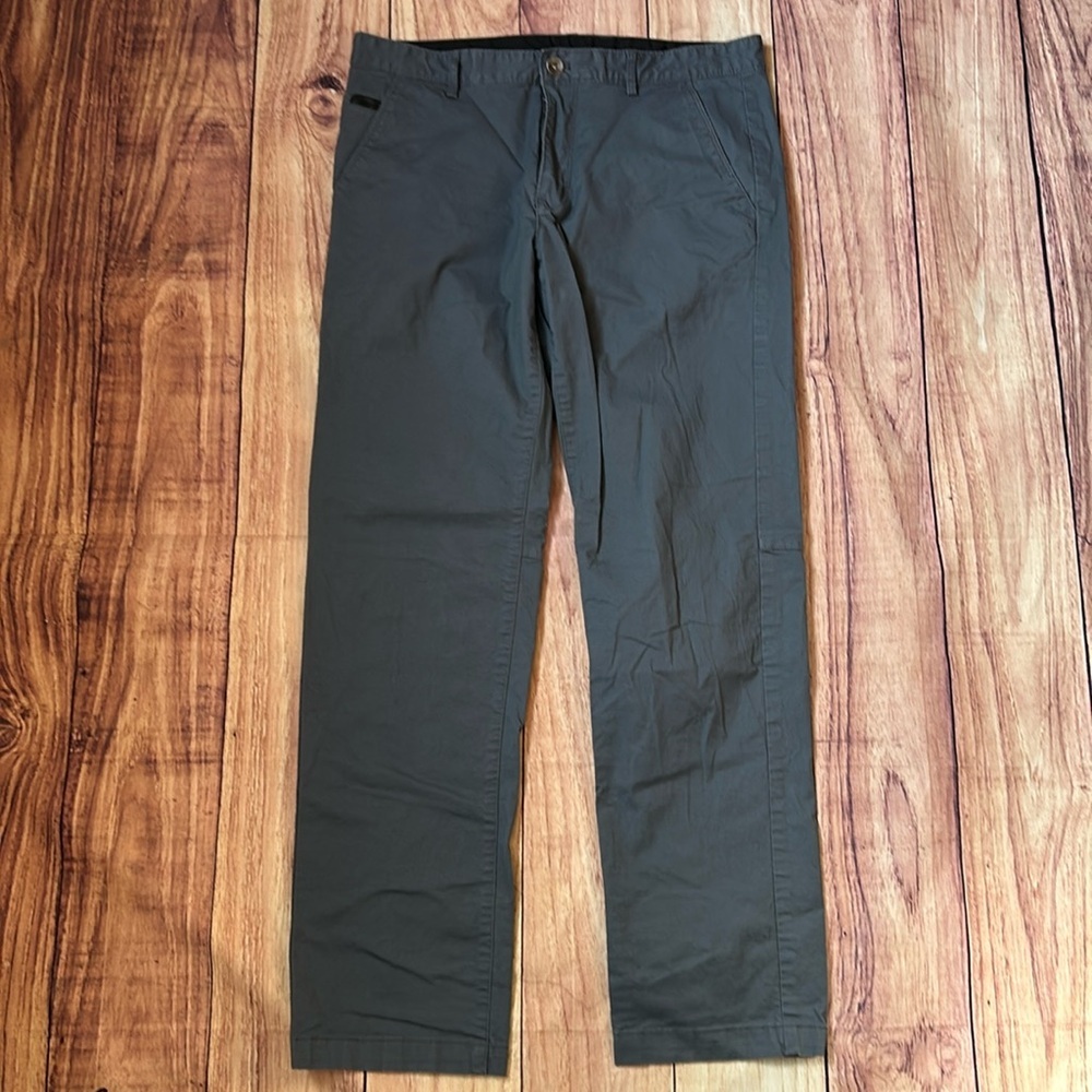 Calvin Klein Chino pants. 32 x 32. Excellent condition.
